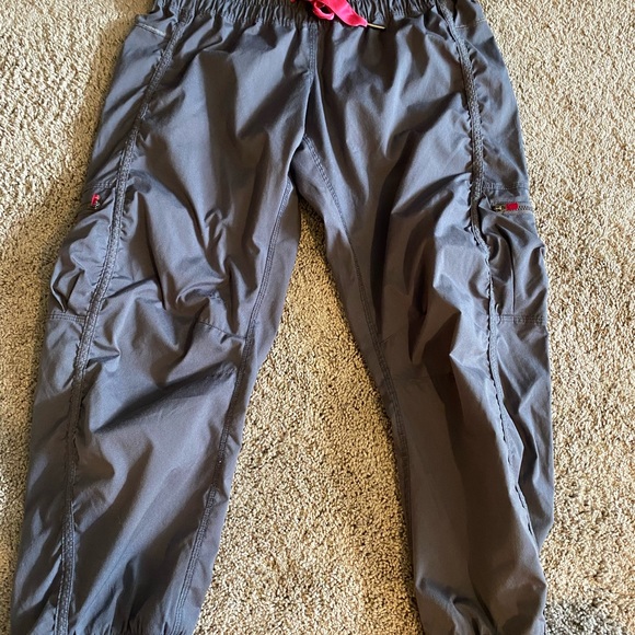 Lululemon gray carry pants size 2, tags removed very good condition - Picture 3 of 3
